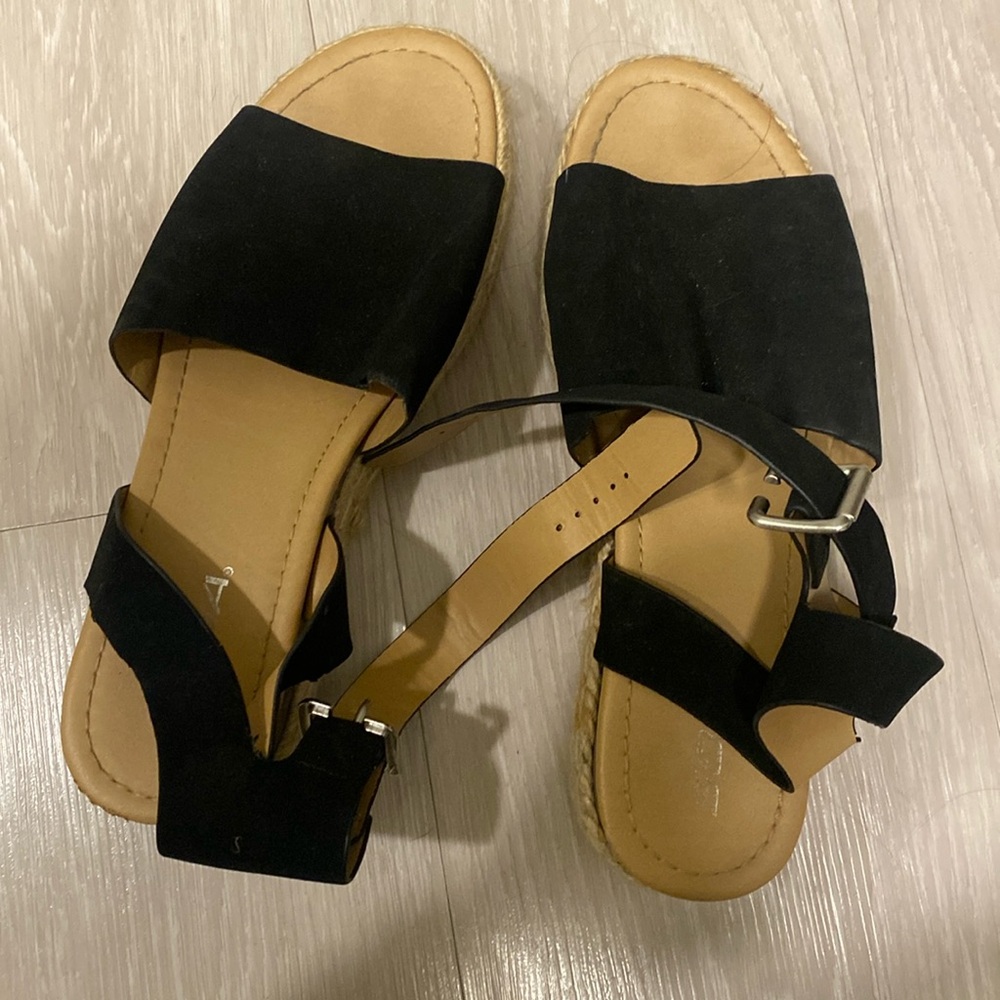 Size 8.5/9 black women’s Espadrille platform sandals -soda brand -good condition